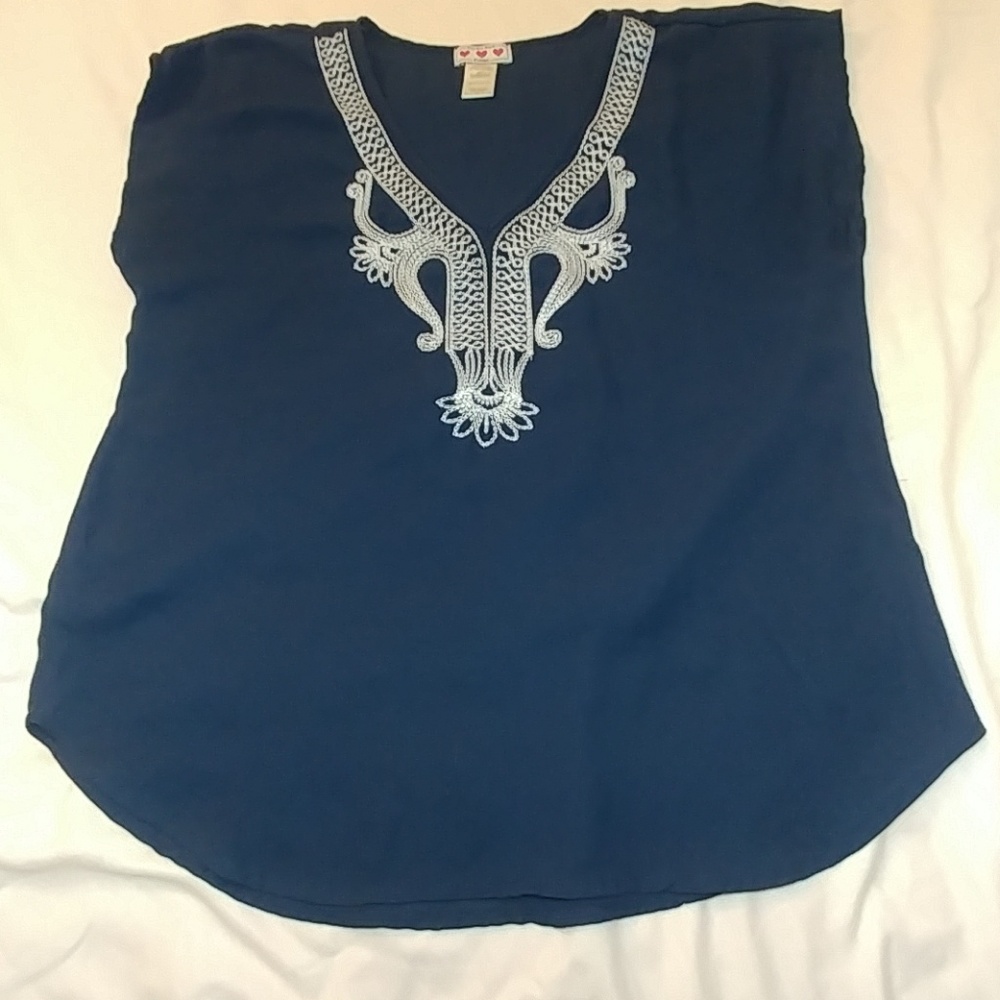 🎁Navy top with embroidered detail sz Large